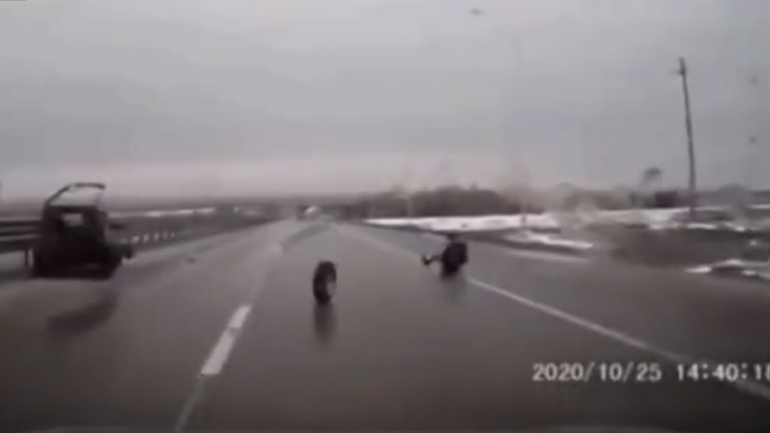 Πετάχτηκε από το αυτοκίνητο στη μέση της εθνικής οδού!